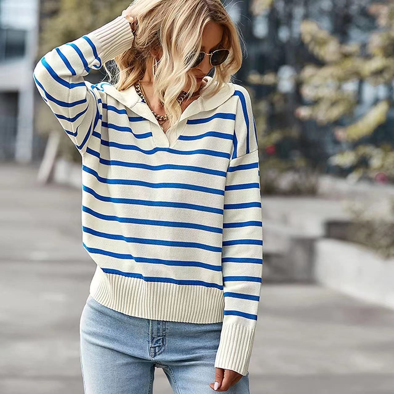 Sweter V-Neck w Paski