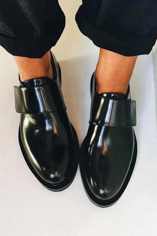 Iris | Lśniące loafersy z paskiem