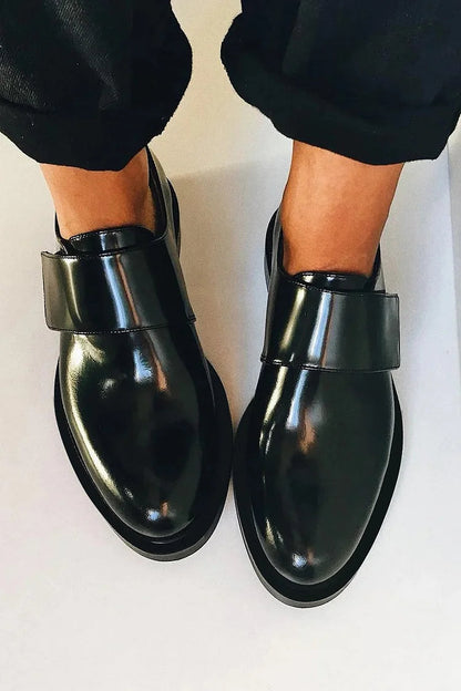 Iris | Lśniące loafersy z paskiem