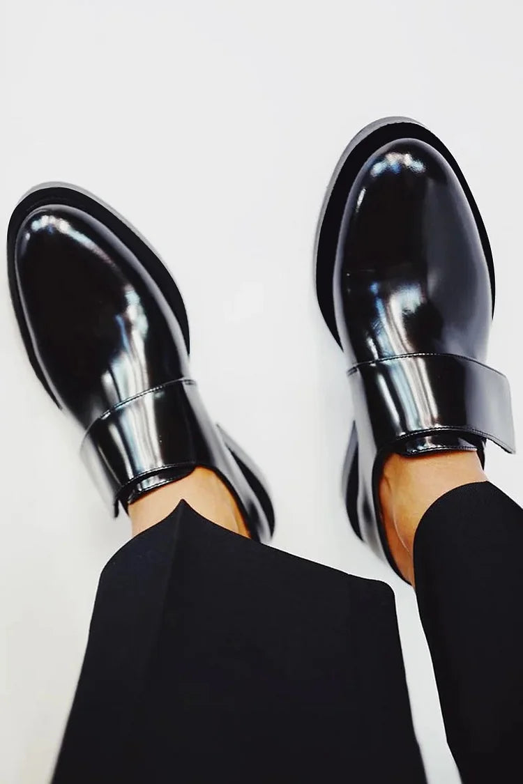 Iris | Lśniące loafersy z paskiem